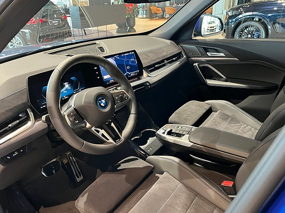 BMW iX1 9 of 20