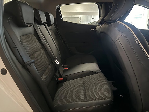 Renault Clio 19 of 27