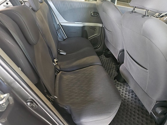 Toyota Yaris 6 of 7