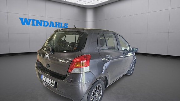 Toyota Yaris 3 of 7