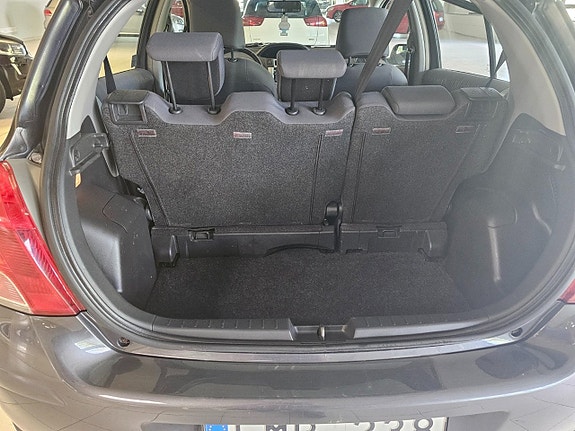 Toyota Yaris 5 of 7