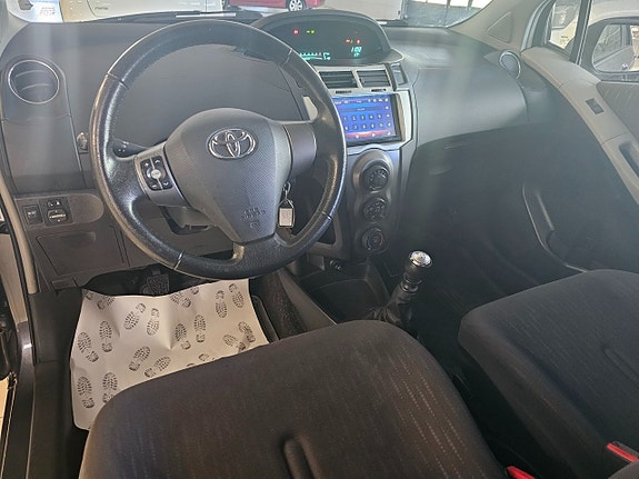 Toyota Yaris 7 of 7