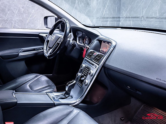Volvo XC60 13 of 30