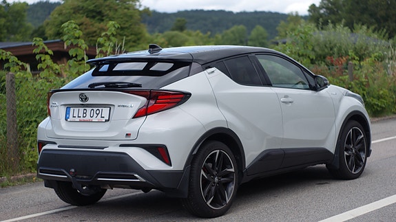Toyota C-HR 2 of 8
