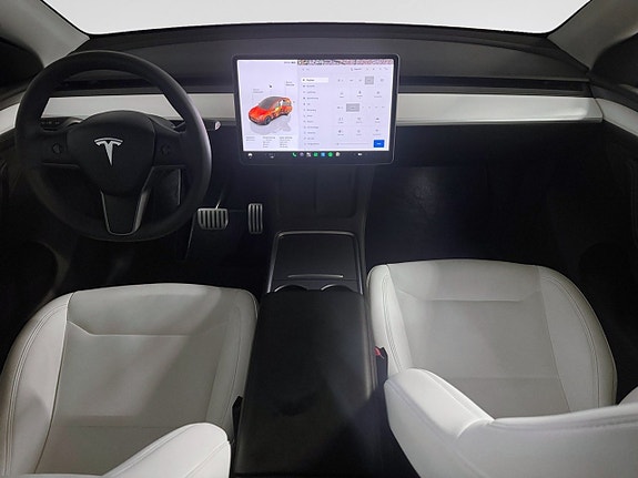 Tesla Model Y 14 of 21