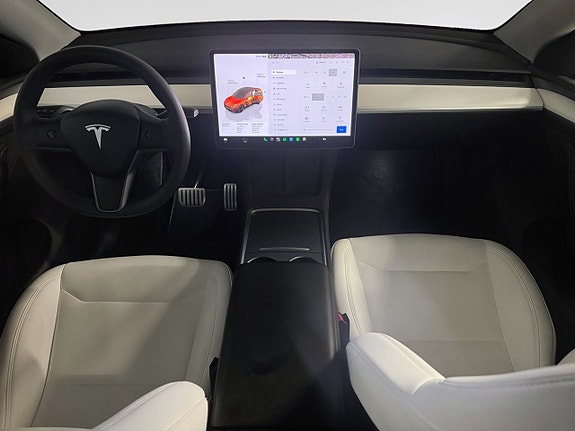 Tesla Model Y 12 of 19