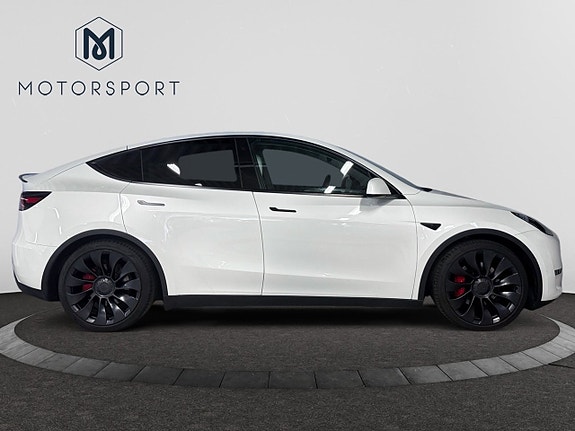 Tesla Model Y 9 of 21