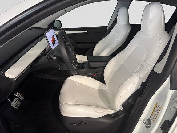 Tesla Model Y 10 of 19