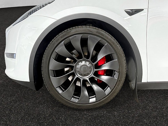 Tesla Model Y 18 of 21