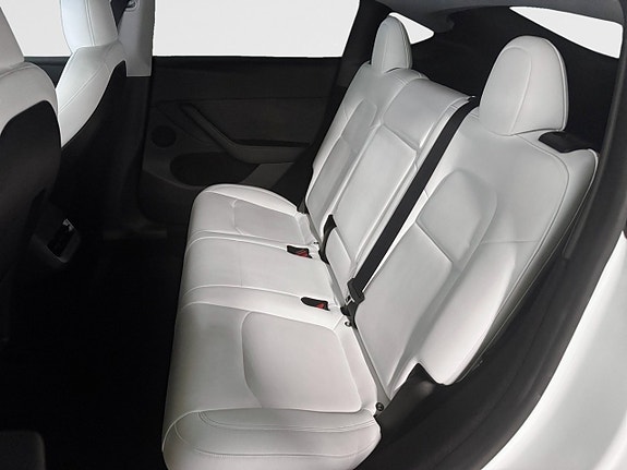 Tesla Model Y 17 of 21