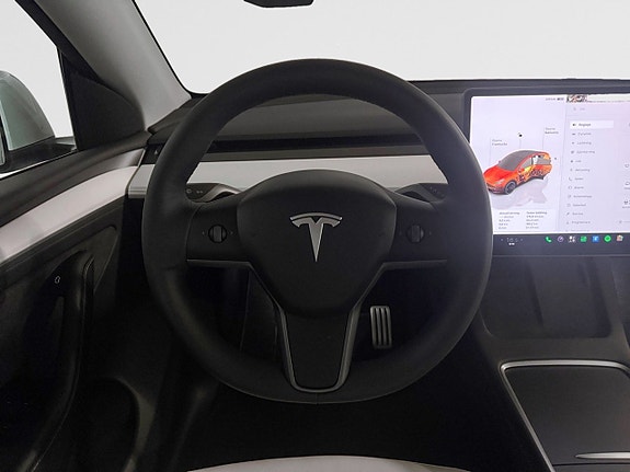 Tesla Model Y 16 of 21