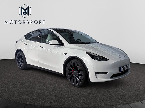 Tesla Model Y 10 of 21