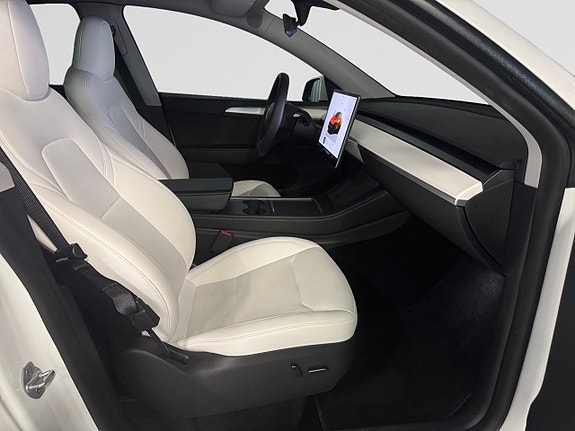 Tesla Model Y 17 of 19