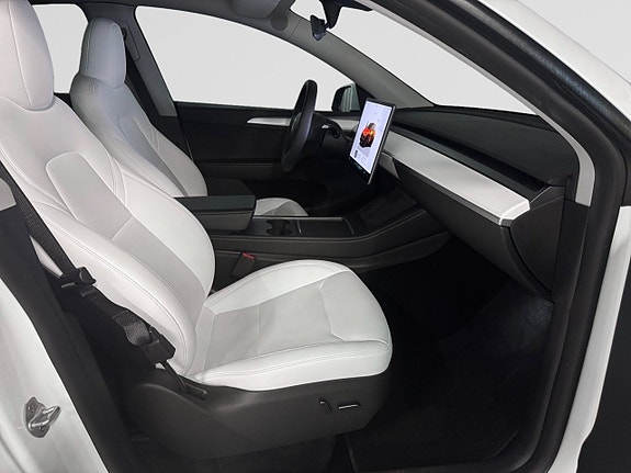 Tesla Model Y 19 of 21