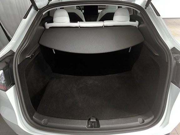 Tesla Model Y 13 of 21