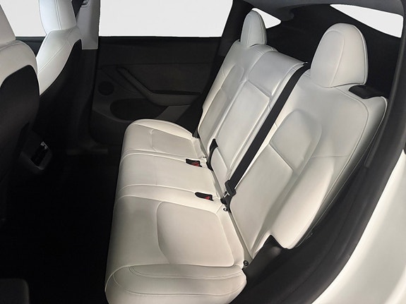 Tesla Model Y 15 of 19