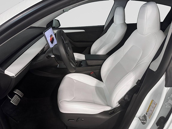 Tesla Model Y 12 of 21