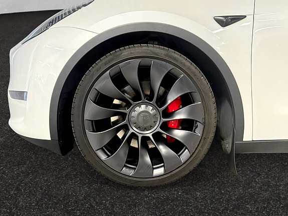 Tesla Model Y 16 of 19