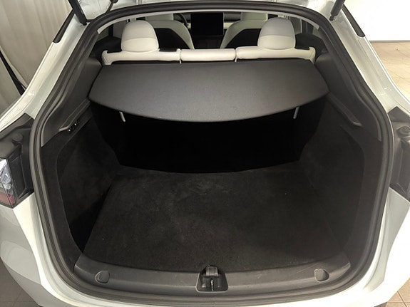 Tesla Model Y 11 of 19