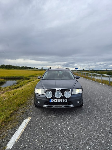 Skoda Octavia Scout 2 of 6