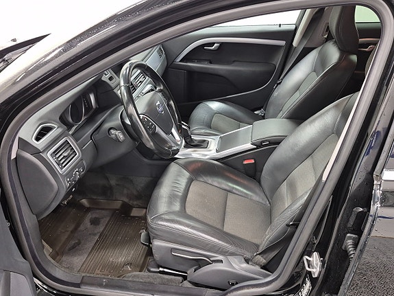 Volvo V70 2 of 9