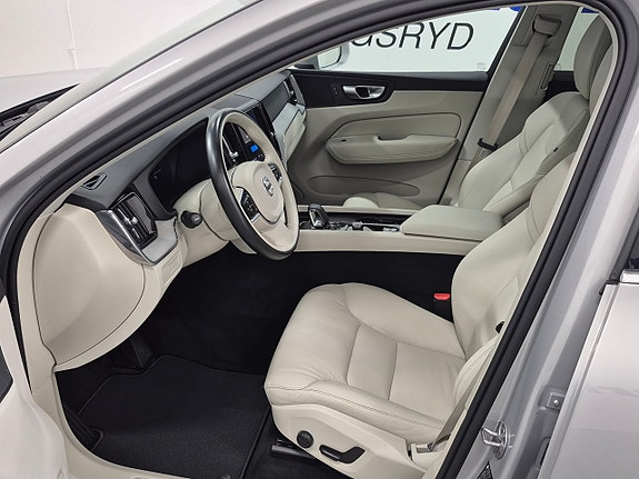 Volvo XC60 2 of 12