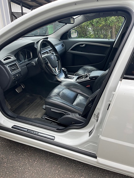 Volvo V70 2 of 3