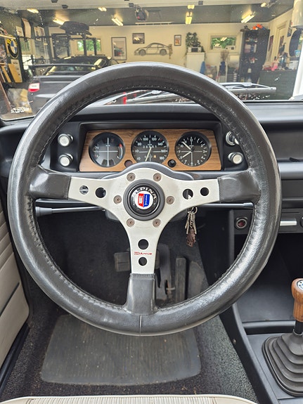 BMW 2002 6 of 9