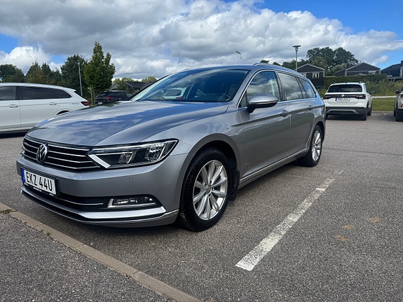 Volkswagen Passat 2 of 22
