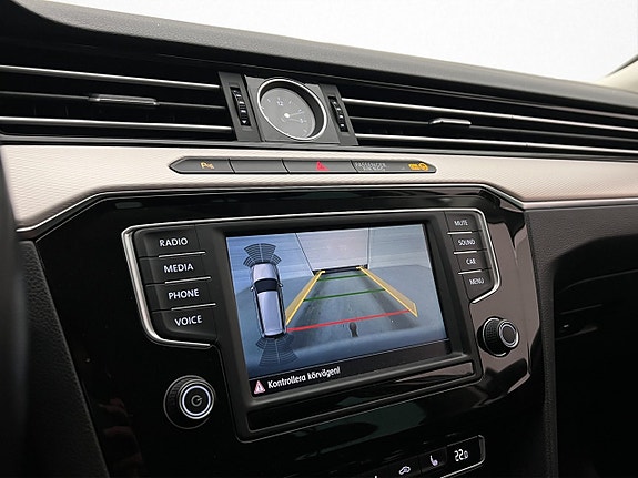 Volkswagen Passat Alltrack 18 of 30