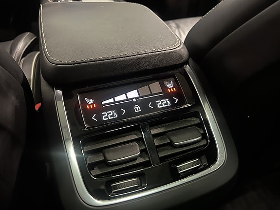 Volvo XC90 18 of 26