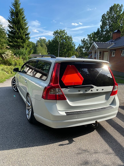 Volvo V70 2 of 3