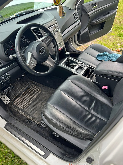 Subaru Legacy 3 of 5