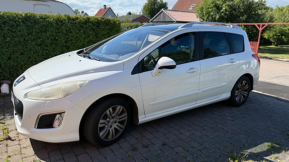 Peugeot 308 SW 2 of 4