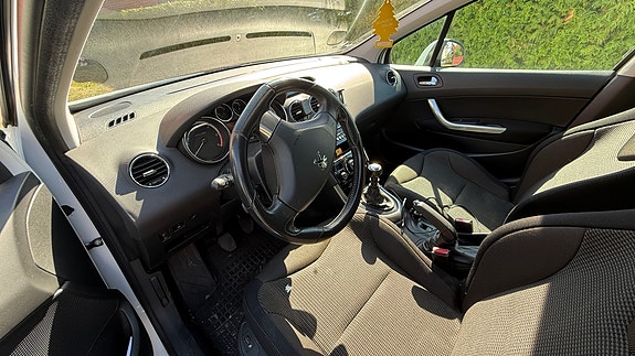 Peugeot 308 SW 3 of 4