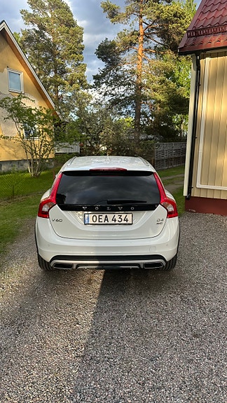 Volvo V60 Cross Country 2 of 5