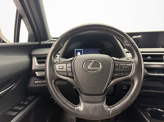Lexus UX250h 13 of 29