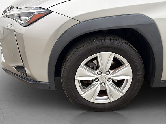 Lexus UX250h 26 of 29