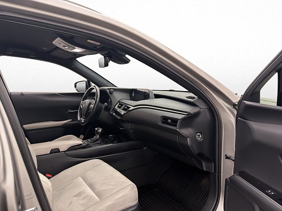 Lexus UX250h 15 of 29