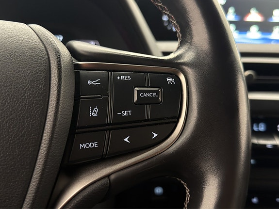 Lexus UX250h 19 of 29
