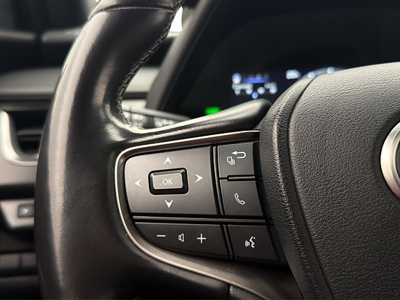 Lexus UX250h 18 of 29