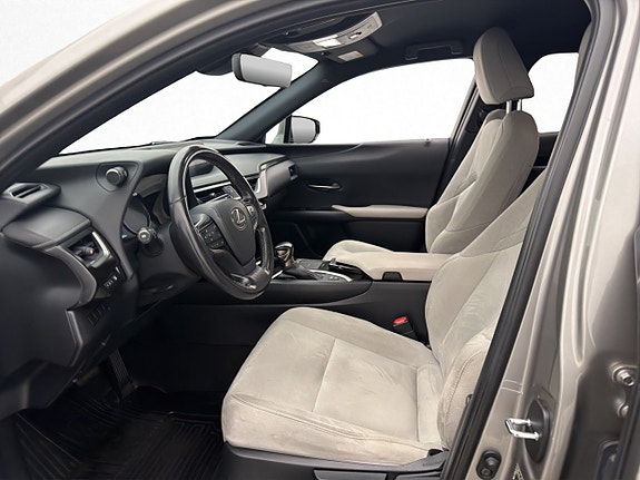 Lexus UX250h 11 of 29