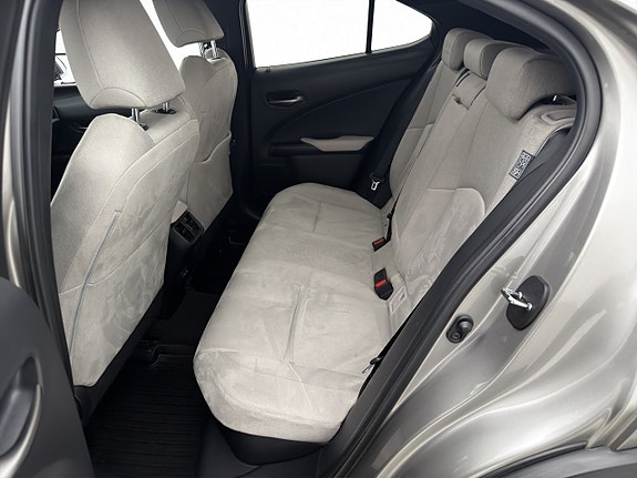 Lexus UX250h 16 of 29