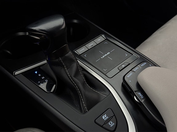 Lexus UX250h 24 of 29