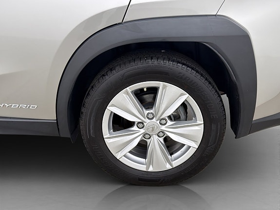 Lexus UX250h 27 of 29