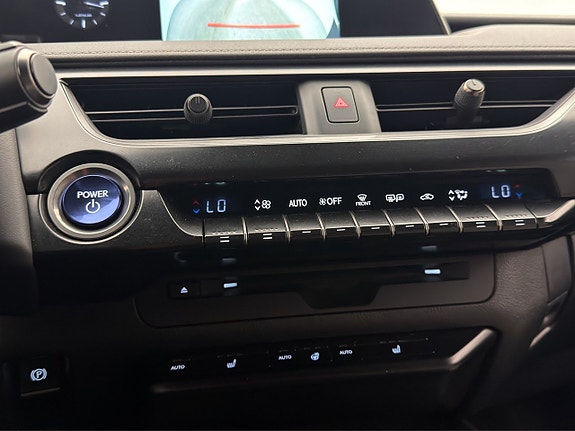 Lexus UX250h 23 of 29