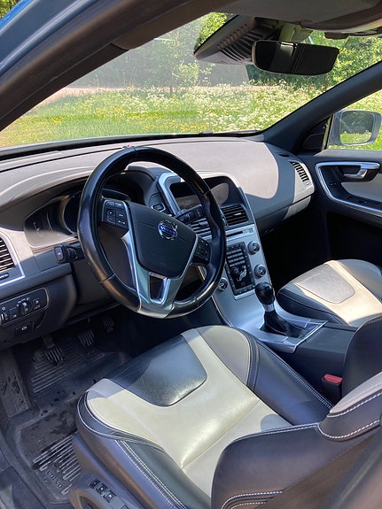 Volvo XC60 2 of 3
