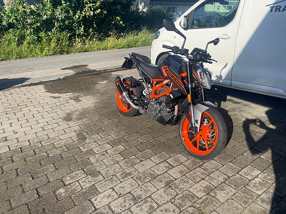 KTM 125 duke 2 of 5