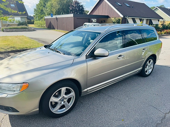 Volvo V70 2 of 8