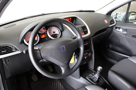 Peugeot 207 11 of 15